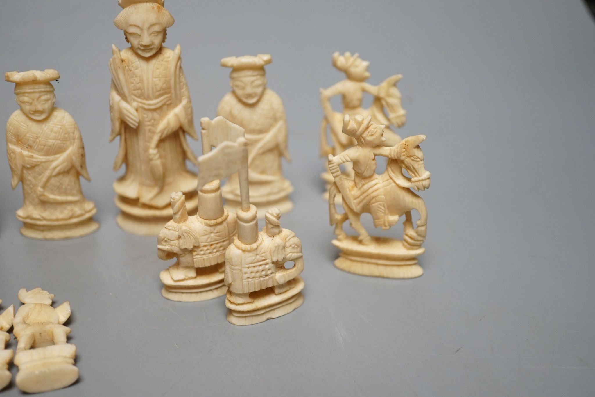 A Chinese bone chess set, Kings 9cm